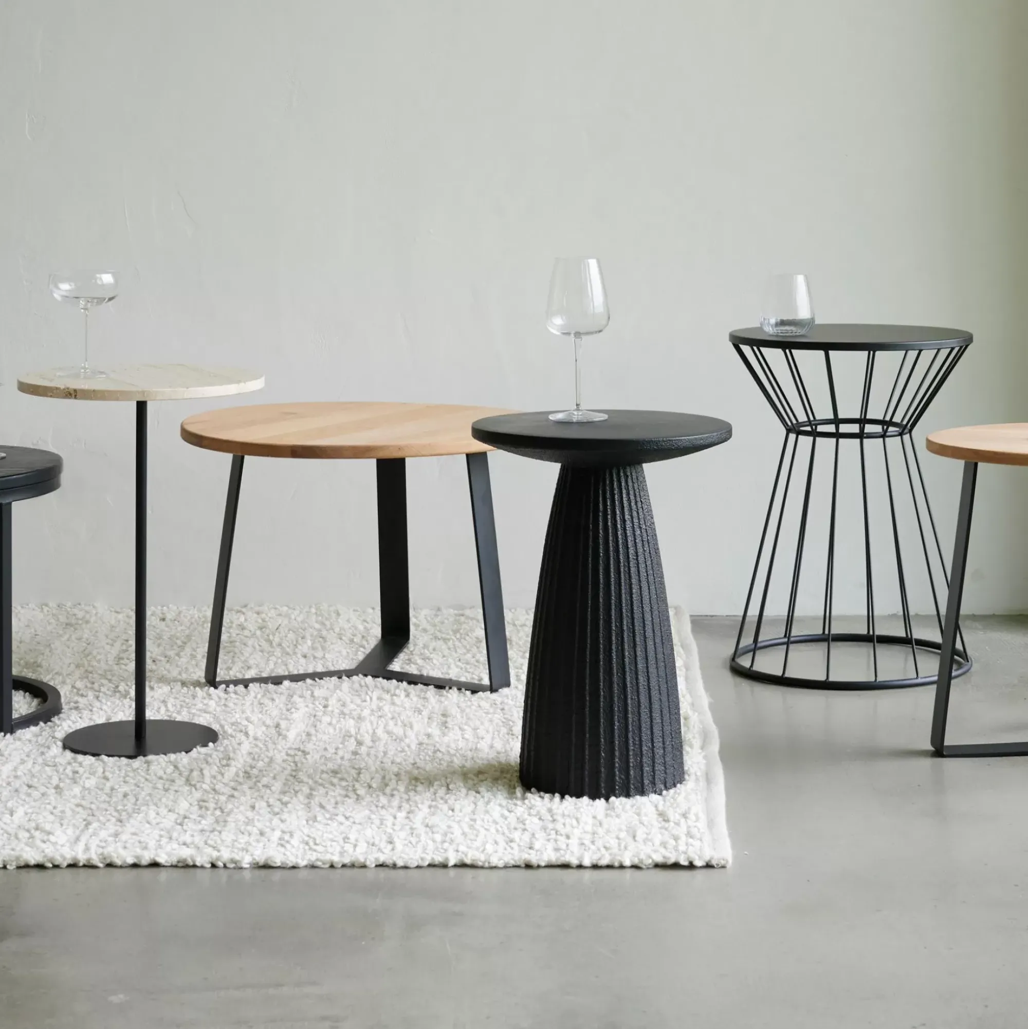 CASA Otis Mesa Auxiliar Negro Fashion